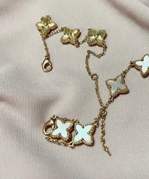 Klöver armband  - Helt nya i onesize, köpta i Dubai i våras. Säljes separat. Har en helguldig och den andra är guldig/vit. Säljes för 400kr/st fri frakt! 