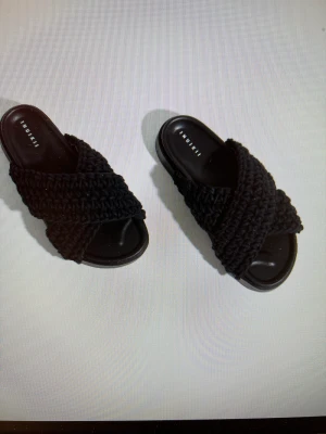 Inuikii tofflor  - Som nya  Använda 3 ggr 