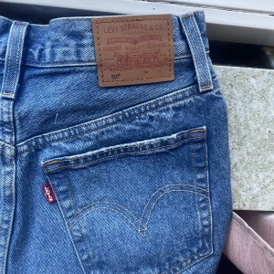 Levi’s shorts - Säljer mina jättesnygga Levi’s shorts som bara är använda en gång. Inga defekter. Säljer för att jag inte använder dem. Köpta för 669kr på Levis hemsida, säljer de för 500kr. 