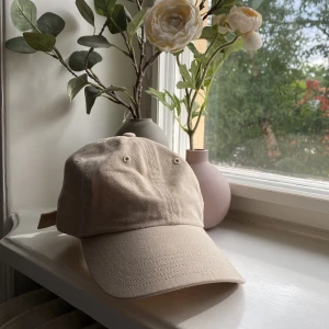 Keps  - Aldrig använd One-size med justering baktill Beige  100% bomull  Model:R55