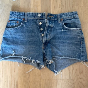 Jeansshorts  - Jag säljer mina fina jeansshorts från zara pågrund av att de inte kommer till någon användning!! Bra skick!!💗💗