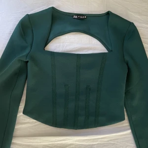 Så fin topp - Jätte snygg topp med öppen rygg från Zara. Ganska tjockt material och aldrig använd. 