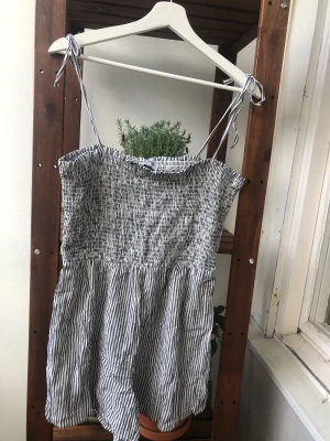 Playsuit  - Gullig somrig playsuit i blå/vit randigt 