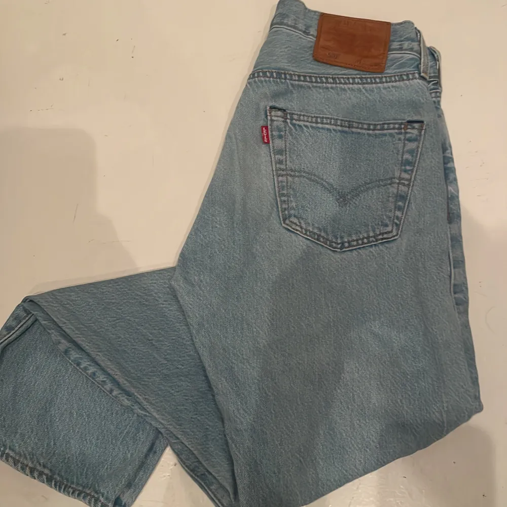 Ljusblåa Levis 501 jeans som är försmå för mig. Bra skick och ej slitna. Hör av er om ni har frågor. Pris: 350 kr. Jeans & Byxor.