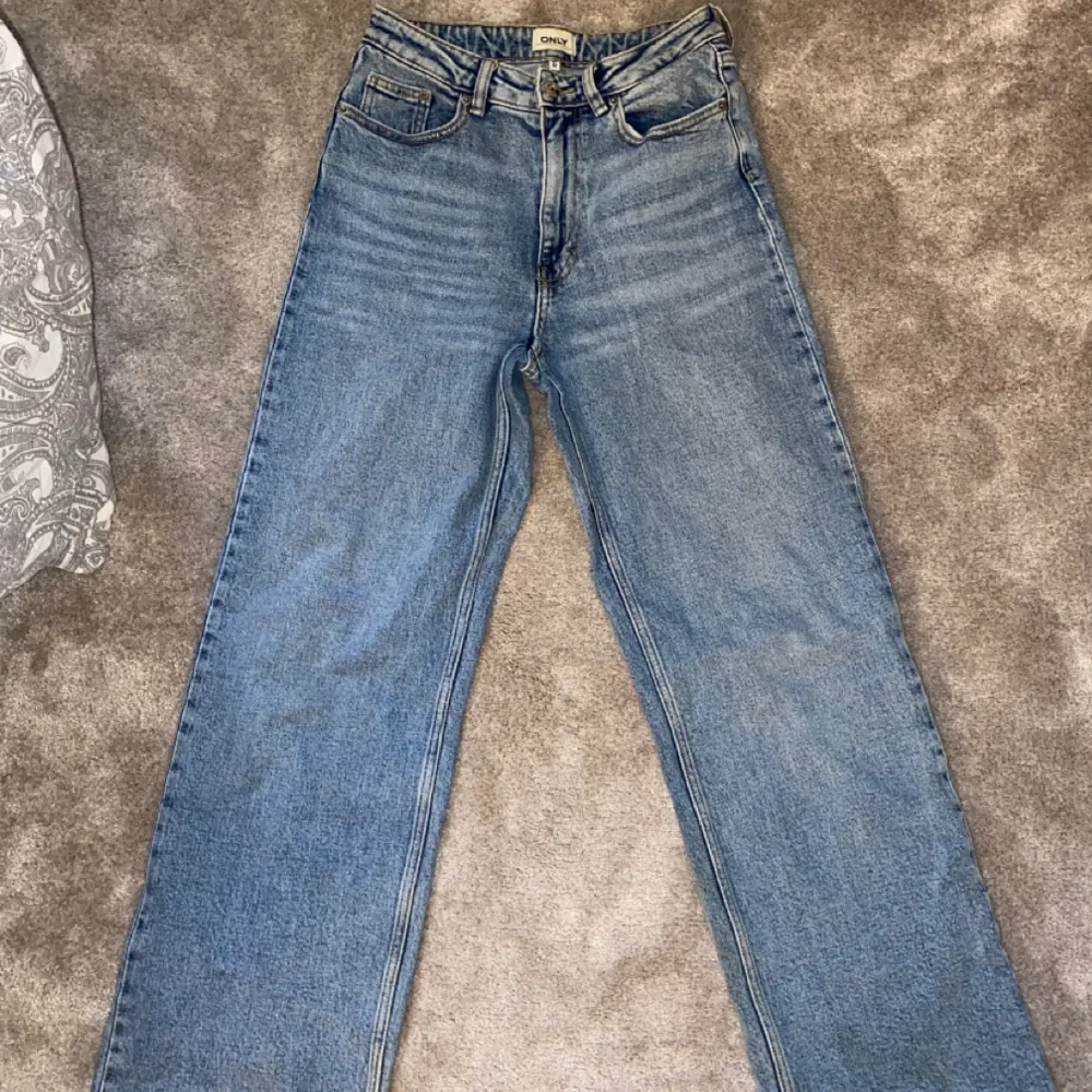 Säljer nu mina jeans i mycket fint skick då dom ej kommer till användning längre. Jag är 166 cm och längden är bra. Hör av dig om du undrar över något eller om fler bilder behövs!😊💓. Jeans & Byxor.