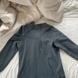 3 hoodies  - 3 st hoodies i fint skick. Les deuxen knappt använd. De andra 2 lite mer använda. L på den blå och beiga samt xl på den svarta men sitter som en l. 100 styck eller 250 för alla