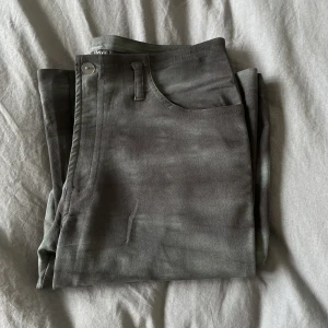 Batikbyxor  - Fina lowwaist byxor i nyskick. Sitter superbra och är jättebekväma. Stretch material. 