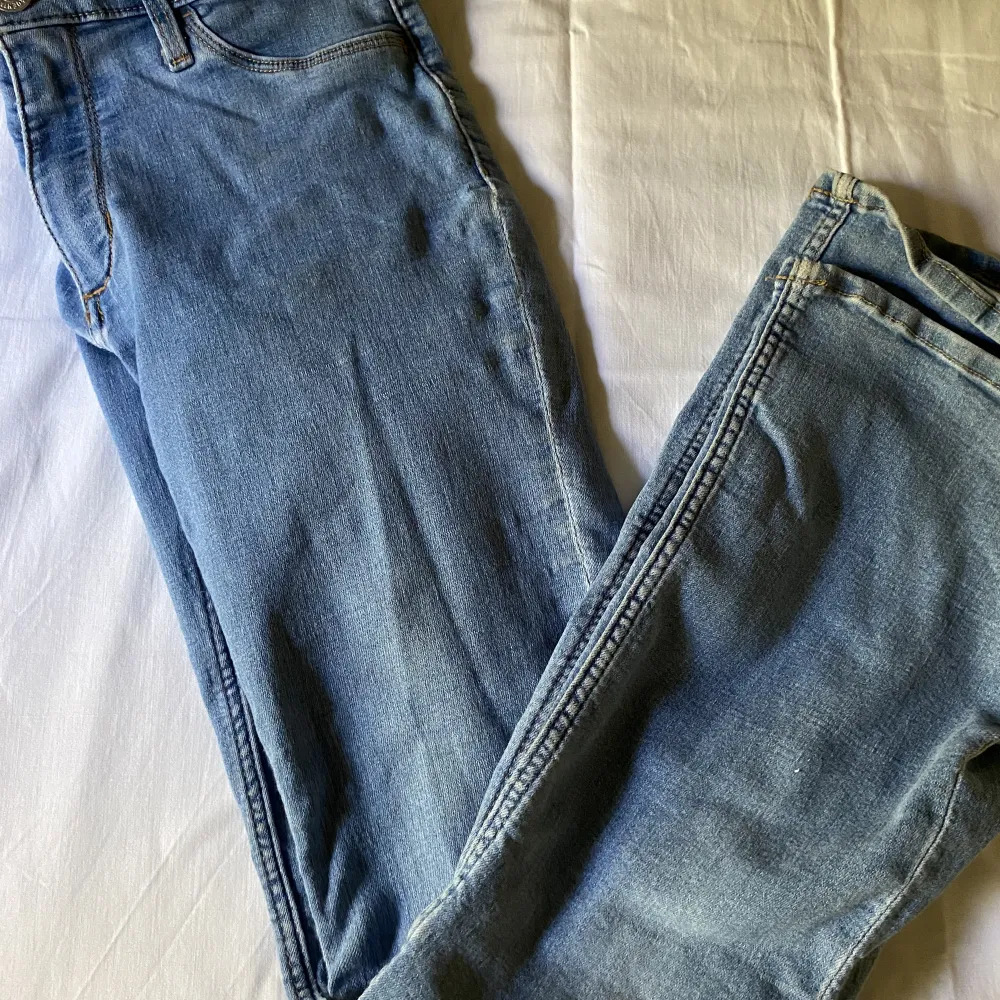 Jeans i modell Flare low waist (adjustable). Använt men fint skick.. Jeans & Byxor.