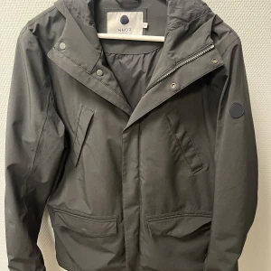 Regnjacka - Regnjacka i färgen svart, storlek M Jackan är i bra skick och sälja till någon grund av utrensning 