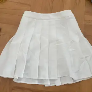 Jättefin vit kjol som tyvärr inte kommer till användning. Köpt för ungefär 2 år sedan och aldrig använd. Skriv för fler bilder eller frågor. Köparen står för fraktkostnaden 🩷