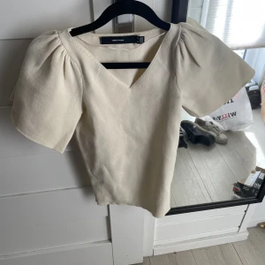 Fin topp - En fin topp från vero Moda. Använd ca 1-3 gånger då de inte riktigt va min stil. Men super fin och väldigt skön. 