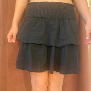 Jätte fin volang kjol, perfekt för sommarn