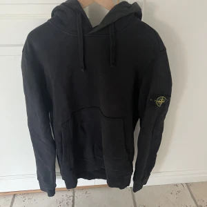 Stone island hoodie - Säljer nu min stone island hoodie då jag inte använder den, storlek L, Cond 8/10, kan gå ner i pris vid snabb affär