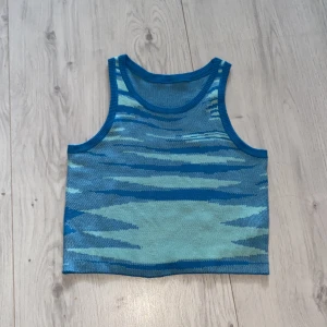 Linne - Ett blå linne från shein, aldrig använt. Sitter som en xs om man jämför med sheins andra linne 😊 (EJ FRI FRAKT)