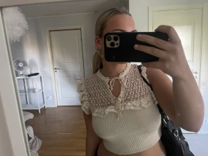 Stickad topp från Zara  - Säljer min snygga tröja från zara då den tyvärr inte kommer till användning💓 Köpte den i våras och har bara används en gång💓💓 Storlek S men skulle säga att den passar både xs och M beroende hur man vill att den ska sitta💓