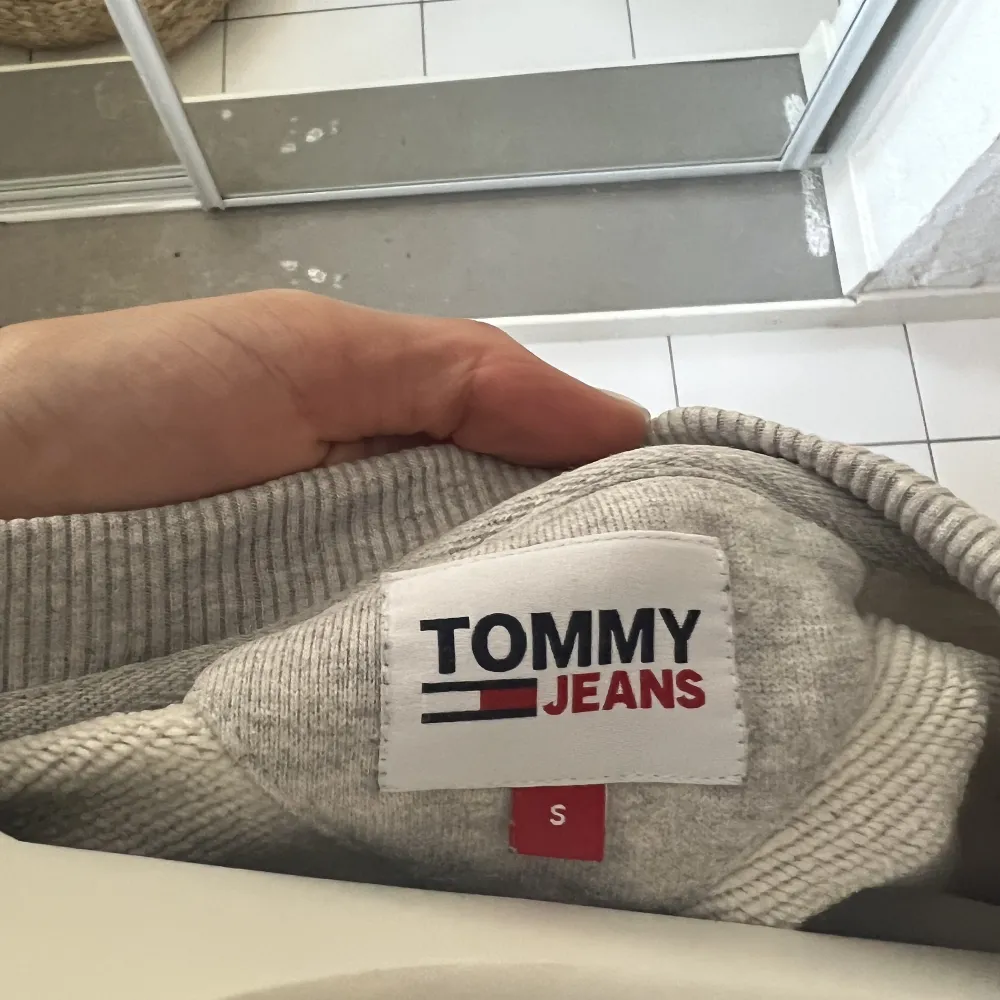 Grå Tommy jeans sweatshirt. Används inte längre. Fint skick. . Hoodies.