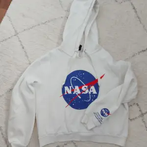 Jättefin vit hoodie med nasa tryck! Bra skick!