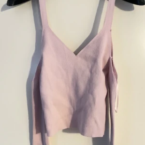 Linne - Säljer snyggt linne från Zara, använd två gånger endast tidigare! SOM NY. Köparen står för frakten och priset kan såklart diskuteras⭐️⭐️