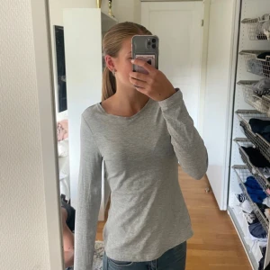 Grå långärmad tröja💕 - Säljer denna fina tröja från Anna field💕Jättebra skick.