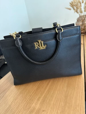 Ralph Lauren väska - Super fin Ralph Lauren väska som tyvärr inte till användning längre, därav säljer jag den nu.