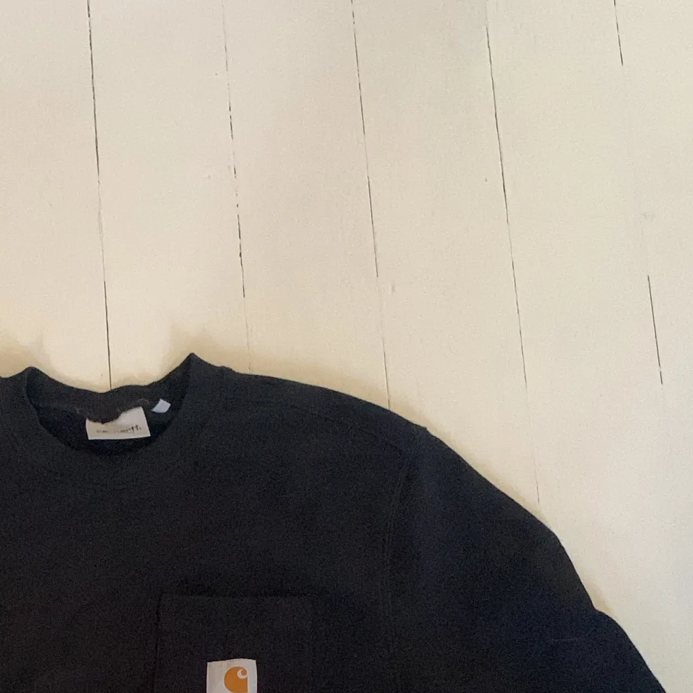 Snygg carharrt sweatshirt i svart. Storlek ”S” ordinarie pris: 899 kronor. 8/10 skick, inga fläckar eller defekter men lite använd.. Hoodies.