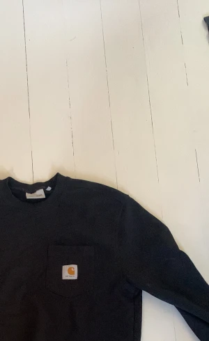 Carharrt sweatshirt  - Snygg carharrt sweatshirt i svart. Storlek ”S” ordinarie pris: 899 kronor. 8/10 skick, inga fläckar eller defekter men lite använd.