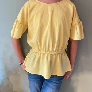 Gul blus - Jätte skön blus som också är väldigt snygg.Använd ungefär 5 ggr💘⭐️