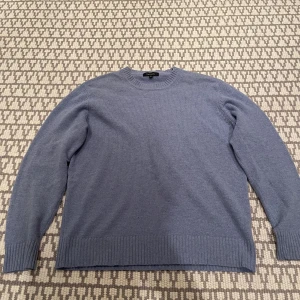 Stickad tröja - Säljer min feta tröja från paul and friends som köptes nyligen!! Har inga deffekter men har blivit för liten. Köpt för 1500 på NK i stockholm! Vid fler frågor eller bilder är det bara att skriva! Pris kan diskuteras vid snabb affär!