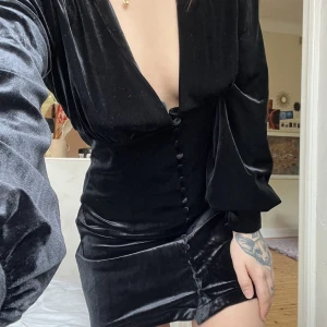 Sammetsklänning - Otrolig klänning från mango, så mjuk. Strl S använd en gång 