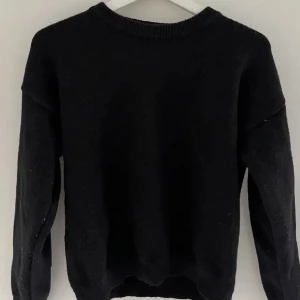 Svart stickad tröja  - Jätte fin svart stickad tröja som är i nyskick har varken nopper eller hål, tröjan är från shein och är i storlek l men jag skulle säga att den med sitter som en s/m
