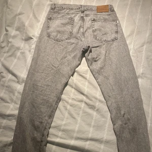 Woodbird jeans - Väldigt snygga Woodbird jeans i bra skick. Något tunnare material men riktigt sköna. Hör av dig vid funderingar😇