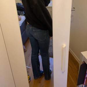 Säljer nu mina jätte fina Lågmidjade bootcut jeans från Levis som tyvärr blivit för små för mig💗lappen är trasig som ni kan se på tredje bilden men inget som jag själv stör mig på💗klicka på bilderna så ser man hela jeansen💗