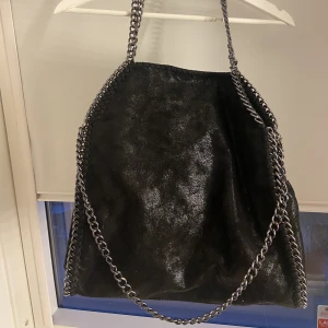 Handväska  - Säljer denna Stella McCartney liknande, super snygga väska. Funkar perfekt som skolväska och är rymlig. Den är använd men fortfarande i väldigt bra skick. Säljer den då den inte kommer till användning längre.  !!!Tryck inte på köp nu!!!
