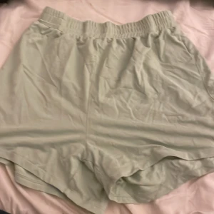 ljusgröna shorts - rätt så sköna dock köpt på shein vilket är varför priset är hyfsat lågt! bara haft hemma några gånger inte min stil längre :))