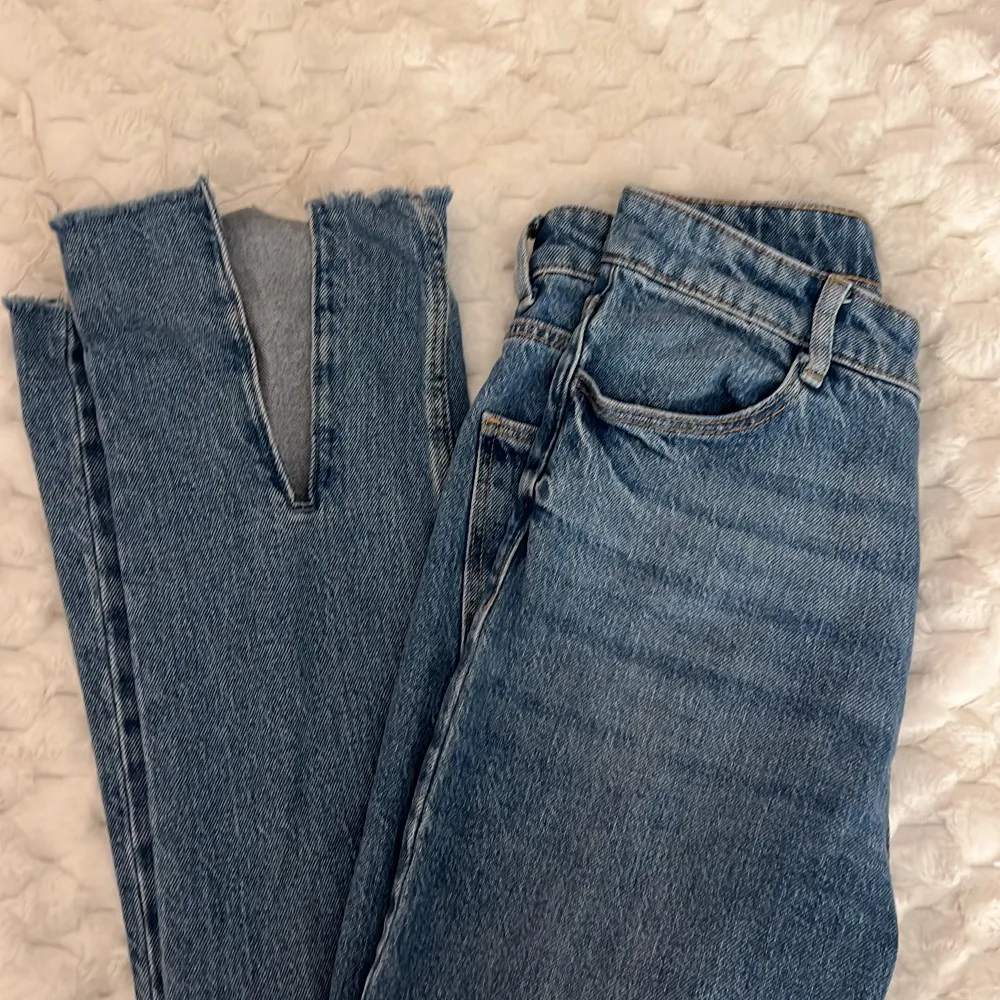 Jeans byxor från berska, passar dig som är lite längre (170-176) 💕 högmidjade med slits . Jeans & Byxor.