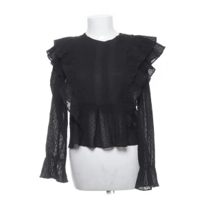 Zara blus - Säljer denna blus som ja köpte på sellpy men kommer ursprungligen från zara. Den var i nyskick när jag fick hem den och hade lappen kvar och sedan dess är den endast använd 2 gånger!