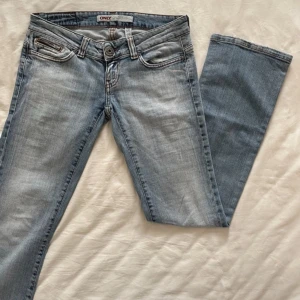 Lågmidjade Bootcut jeans  - Så fina jätte lågmidjade jeans från Only. Tyvärr för stora på mig därav har jag inte heller bild med de på. Midjemått:40 innerbenslängd:80.Köp sker via köp nu
