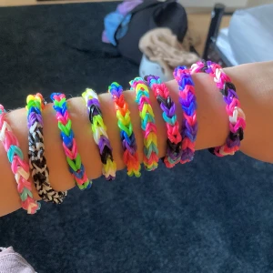 Pride armband - Pride armband i olika flaggor, skriv om ni vill att jag ska göra en annan flagga, bra kvalite, ni betalt för frakten, finns marsvin o katt i hemmet men tror inte det påverkar armbanden❤️🧡💛💚💙💜