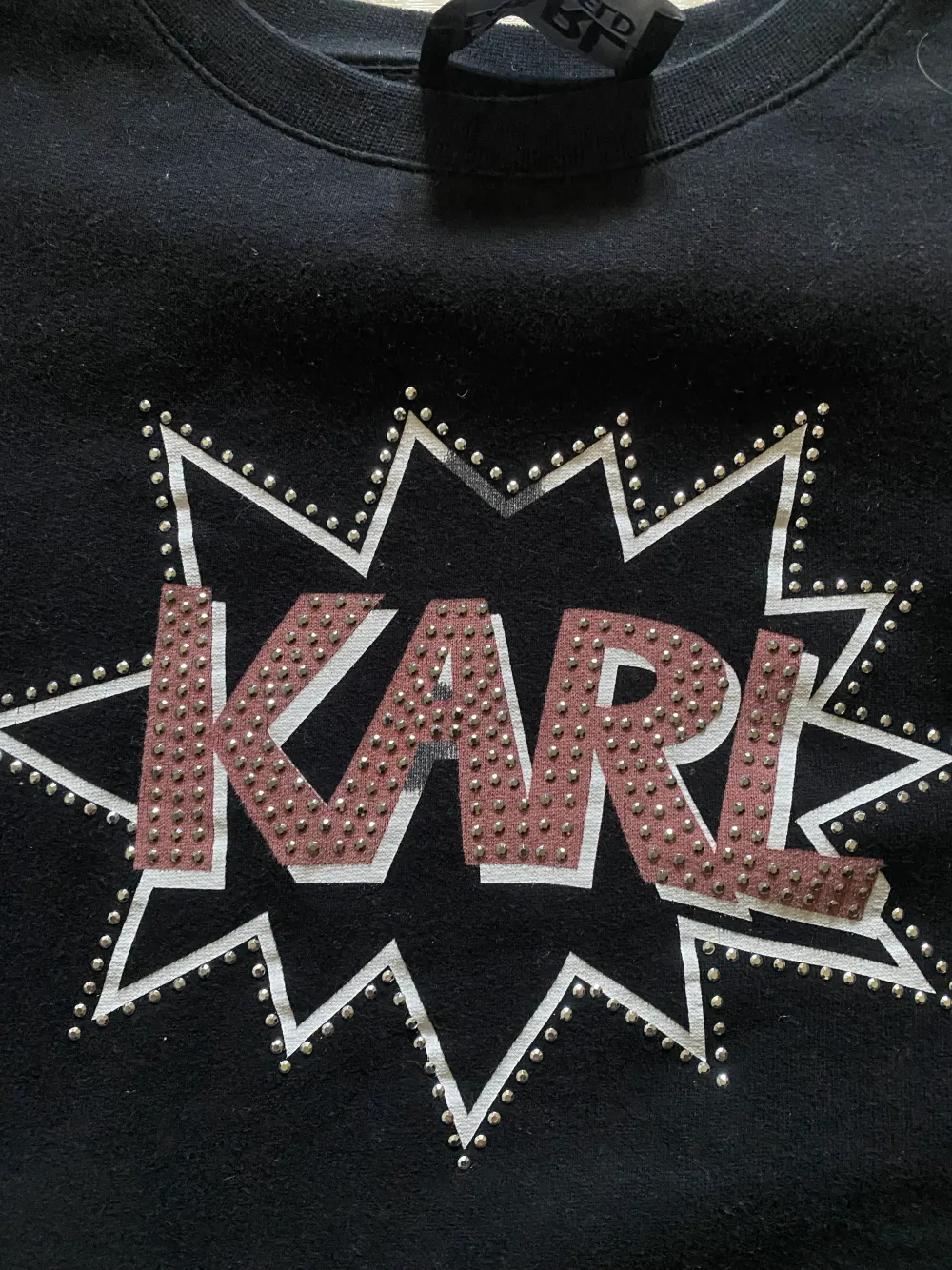 Säljer nu denna fina sweatshirten från Karl Lagerfeld då den inte längre kommer till användning. Står ingen strolek i men skulle säga 36. (De vita är på spegeln inte på tröjan). Tröjor & Koftor.