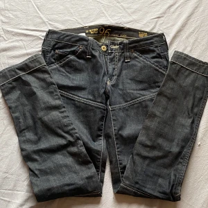 G-STAR JEANS - Smärtar mig att sälja dessa döö snygga g-star jeansen men dom har aldrig passat mig. Dom är i mycket bra skick och uppskattar modellen som straight leg. Midjemått: 82cm, Längd: 102cm. Använder köp nu och katt finns i hemmet!