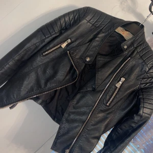 Chiquelle skinnjacka  - Jätte fin chiquell skinnjacka! Säljer då den inte kommer till användning längre! Inga slitningar eller likande 