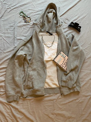 OVERSIZED ZIPUP HOODIE - Säljer den perfekta gråa zipup hoodien till hösten som inte längre används av mig. Den är stor, varm och mysigt. Använder köp nu och katt finns i hemmet!
