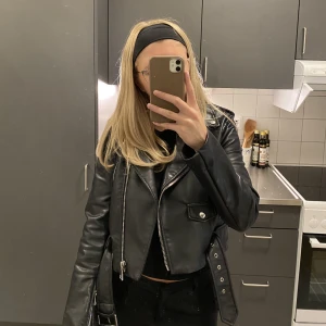 Skinnjacka Zara - Skinnjacka från zara, storlek M men liten i storleken så närmare S. Använd sparsamt så gott skick 🥳