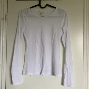 Vit långärmad tröja från H&M, helt oanvänd endast testad, nypris 100kr, strl XS, kom privat för frågor 
