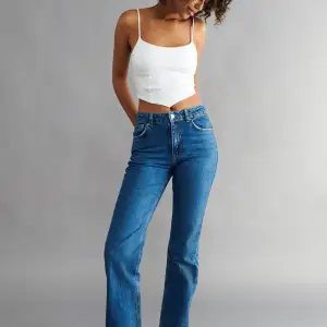 Supertrendiga jeans från Gina Tricot!! Säljer då de inte kommer till någon användning och de är i superbra skick.