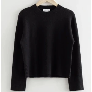 & other stories tröja - Säljer min oanvända stickade tröja från & other stories🫶Superfin men kommer tyvärr inte till användning😩köpt för 500 men säljer för 299