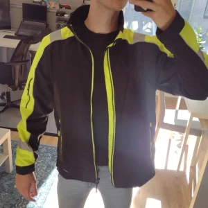 Snygg reflex jacka  - Bra för när du ska arbeta utomhus och det är mörkt eller bara diverse utomhusaktiviteter när det är mörkt. 