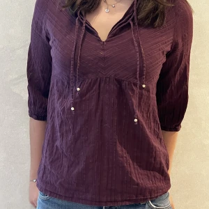 Blus  - Säljer en jätte fin blus från hm i storlek 34. Säljer pågrund av att den inte kommer till andvändning. Kontakta om ni har frågor ❤️