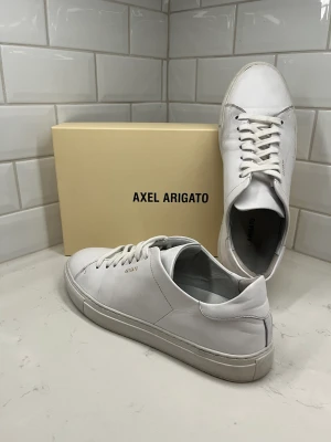 Axel Arigato skor - Fräscha knappt använda Arigato skor! Skicket är 9/10 då de är lite creasade på ett par ställen. Pris kan diskuteras vid smidig affär😊
