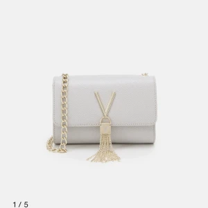 Valentiono väska - Skit snygg Valentiono väska, knappt använd, äkta från Zalando! I silver dock 